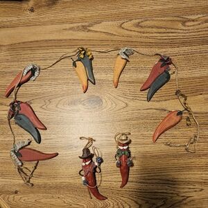 Vintage Chili Pepper Garland With 2 Chili Pepper Ornaments.